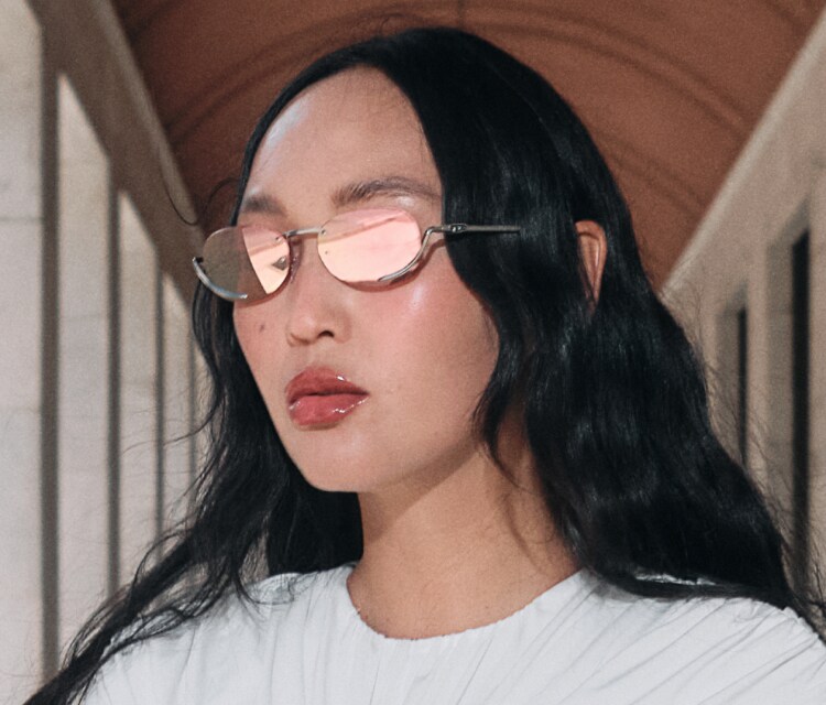 Milan-Le version italienne : Korlan Madi nous montre des lunettes de soleil fabuleuses avec une touche milanaise.