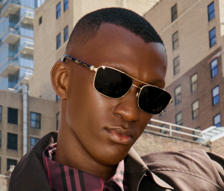 New York-Des montures aussi élégantes que la ville elle-même. Des lunettes incontournables à New York, présentées par Alioune Badara Fall.