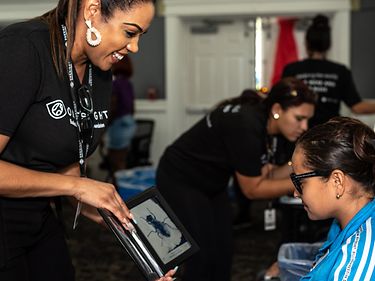 We zien een heldere toekomst.-Een wereld waar iedereen meer kan zien en meer kan zijn. Goede zicht heeft de kracht om ons volledige potentieel te ontketenen, ons te helpen beter te leren, ons veilig te houden en een inclusievere samenleving te bevorderen.