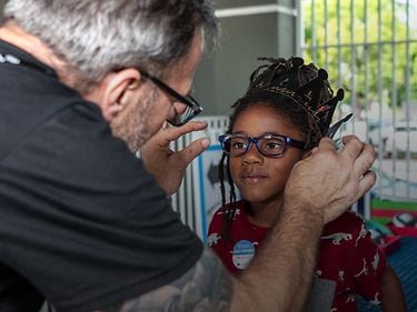 C'est un problème que nous pouvons résoudre.-Depuis 2013, la Fondation OneSight EssilorLuxottica a permis à 928 millions de personnes d'accéder à des soins oculaires durables grâce à 31 000 entrepreneurs en soins oculaires primaires. Avec nos activités philanthropiques, ces efforts ont contribué à corriger et/ou protéger la vision de 80 millions de personnes.