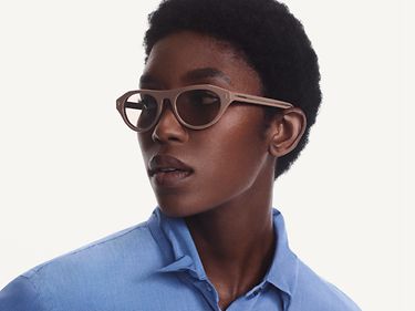 Prada Primavera Verano 2025-La estética esencial se encuentra con el toque refinado de los detalles. Primero en Sunglass Hut.