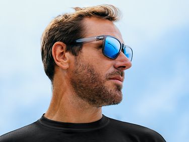 Costa : Un style à la profondeur unique-Un coloris bleu profond translucide. En exclusivité chez Sunglass Hut.