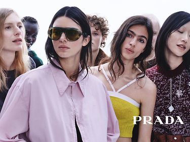 Prada automne-hiver 2025-Les lunettes de soleil Prada Symbole incarnent une attitude audacieuse.