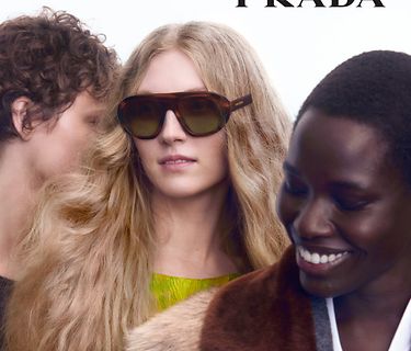 Prada Herfst Winter 2025-De Prada Symbole-zonnebril zorgt voor een gedurfde uitstraling. Als eerste bij Sunglass Hut.