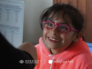 Giving Tuesday-Nous nous sommes associés à la Fondation OneSight EssilorLuxottica pour offrir des services de soins de la vue aux communautés dans le besoin partout dans le monde.Contribuez au changement et faites un don dès aujourd’hui !