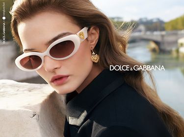 Dolce&Gabbana SS26-brillencollectie-Verfijnde en sierlijke vormen definiëren de nieuwe DG Devotion-zonnebrillen.