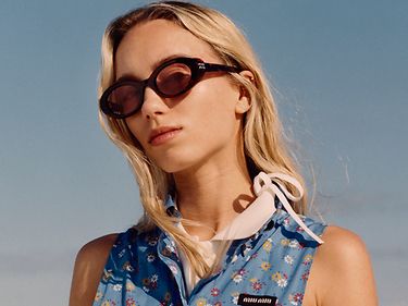 Miu Miu L'Été 2026-Diseño inspirado en la pasarela. Primero en Sunglass Hut.