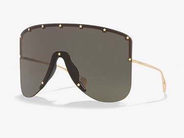 Big and bold -Yield to the shield. Turn heads wherever you go in an oversized Gucci frame.