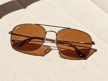 Take the town in brown -Add a warm-colored touch to your city style in a minimalist Ray-Ban frame with brown lenses. 